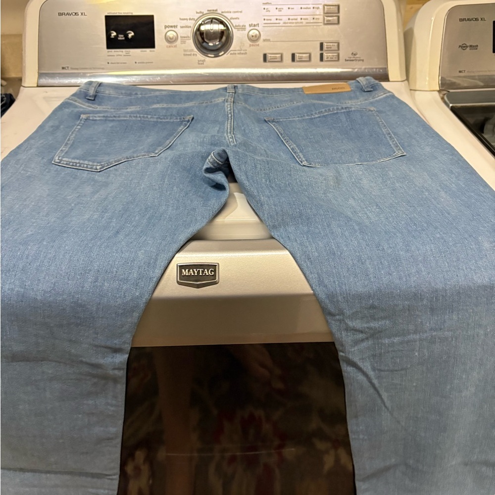 Hugo Boss Blue Straight Jeans Classic Style
Never worn but tried on, as a gift